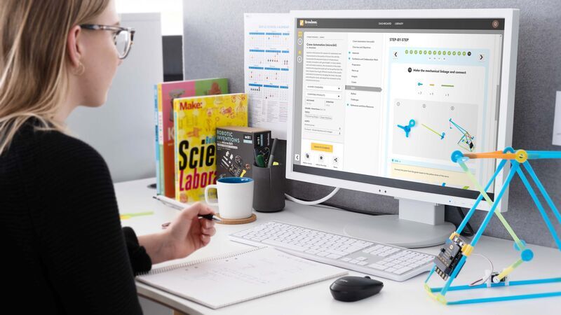 Creative Strawbees construction